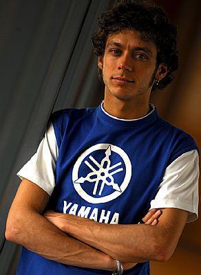 C'est officiel : Valentino Rossi, Champion du Monde en titre 2004 en MotoGP et déjà largement en tête cette saison, roulera pour la troisième année consécutive sur une Yamaha en 2006.
